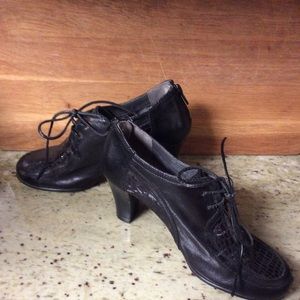 Aerosoles Shooties  Black. Size 6.